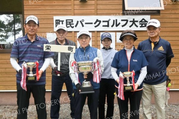 個人の部の優勝者と団体優勝チームのメンバーら