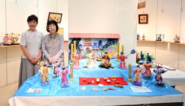 多様な姿の和紙人形見て　山口和紙人形教室作品展