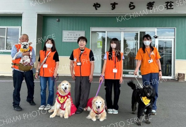 「やすらぎ荘」を訪問した左から日下栄由さん、會田香央里さん、岡本昌子さん、會田結菜さん、村松久美さん。セラピー犬は左から「はな」「ありさ」「あいみ」「ラッシー」