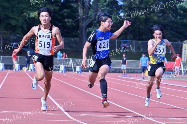 【男子１００メートル決勝】ゴールに飛び込む山田渉（中央、帯緑陽）。２連覇を１０秒８０の大会新で飾った