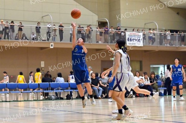 【女子決勝リーグ・帯緑園中―帯四中】第３クオーター５分、フリーの状態でシュートを決める帯緑園中の村谷麻倖（左）。４６―３３と突き放す