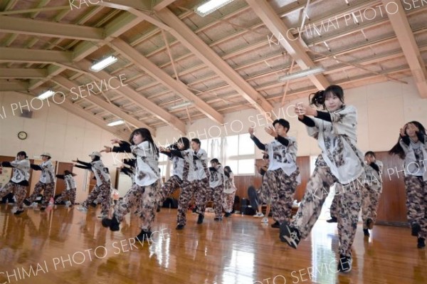 全国の舞台に向けてそろいの衣装で練習する芽室高校ダンス部