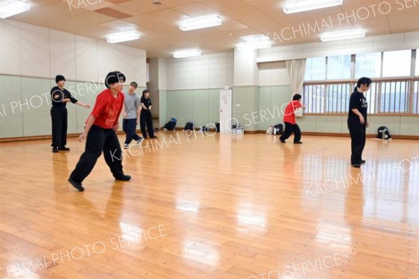 全国に向けて練習する帯広北校ブレイクダンス部のメンバーら