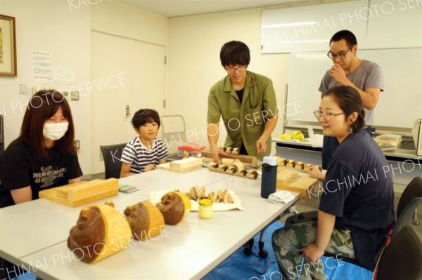 足寄の民芸品「どんころ熊」の制作を体験する参加者