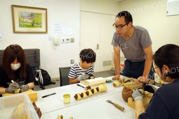 足寄の民芸品「どんころ熊」の制作を体験する参加者