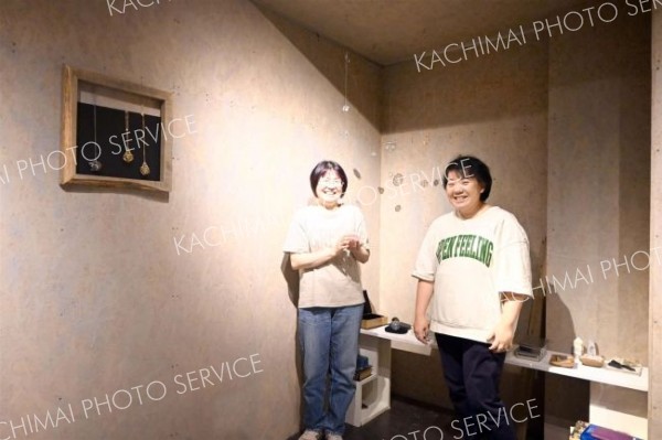鉱石で独特な世界観表現　ミントカフェで「ひらめきの媒体展」を開催