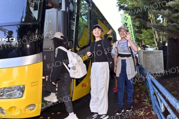 ドキドキ、ワクワクの修学旅行へ　帯広小６年生が出発
