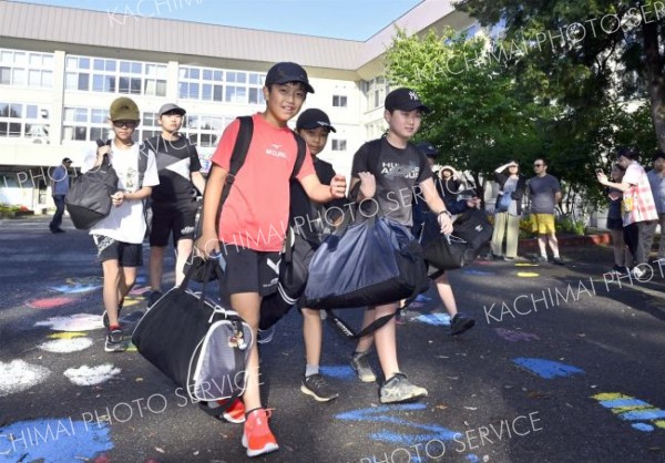 大きなバッグを手に学校を出発する児童（３日午前７時すぎ、帯広小学校で。塩原真撮影）