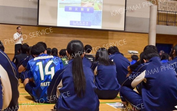 町の地域防災マネジャー講師に備え学ぶ　士幌中央中で防災教室