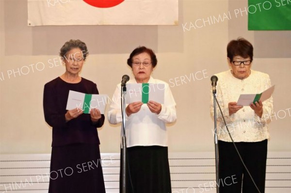 合吟を披露する「音更銀玲会」のメンバーら