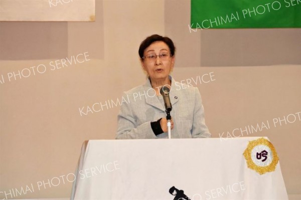独吟を披露する「夢岳会」のメンバー