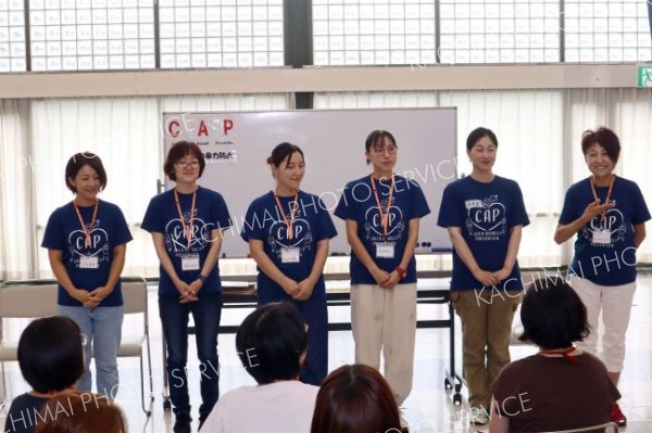 講師を務めたＣＡＰ道東のメンバー（左が久保代表、右が進行役を務めた佐々木さん）