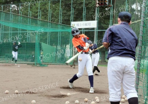 硬式球を使った打撃練習に励む中学３年生の選手たち（８月３１日、帯三条高グラウンド）