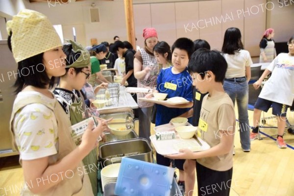千葉県酒々井町の小学６年生８人と交流を深めた陸別小の児童