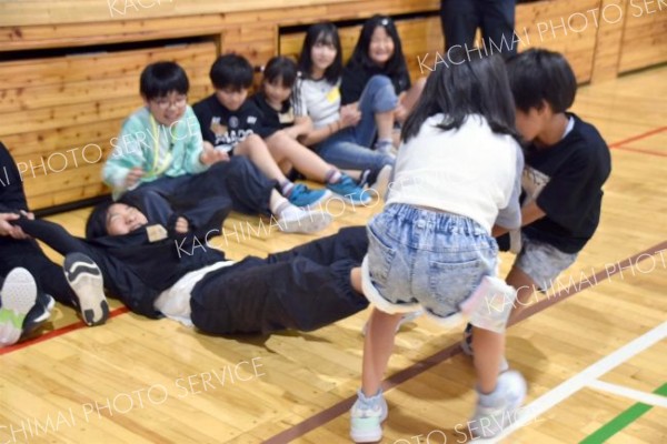 千葉県酒々井町の小学６年生８人と交流を深めた陸別小の児童