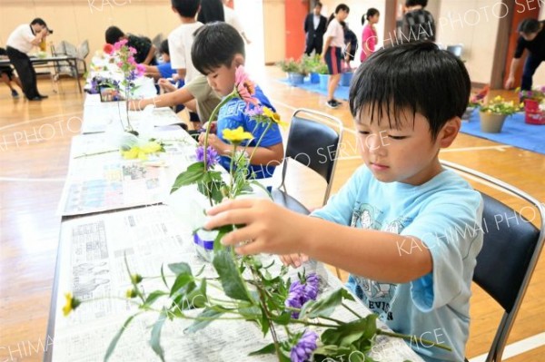 個性豊かに生け花挑戦　士幌上居辺小で教室