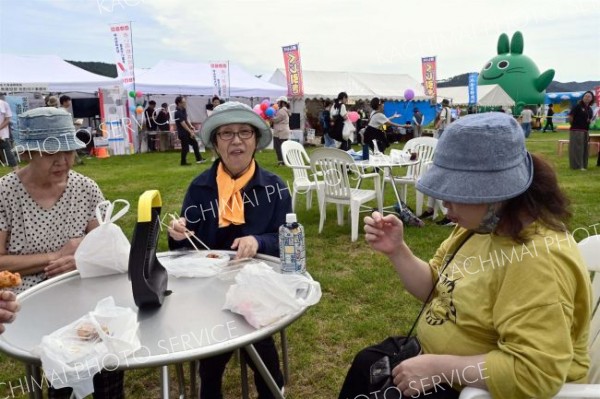 イベントを楽しむ来場者
