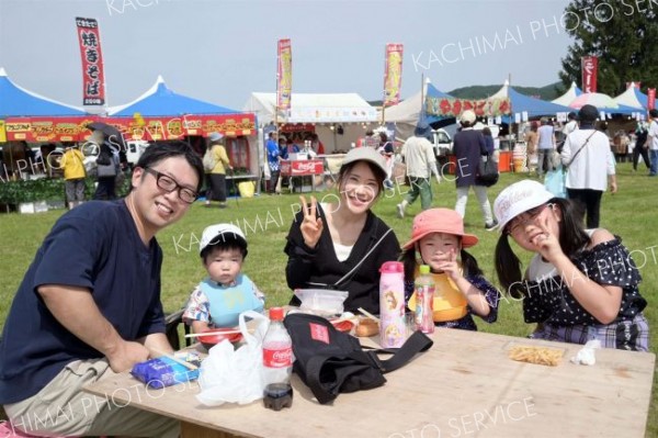 イベントを楽しむ来場者
