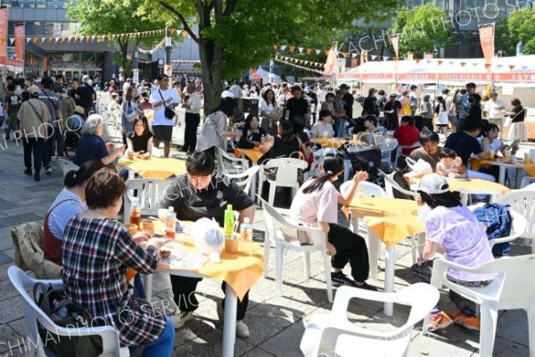 多くの来場者でにぎわう駅北口広場（６日午前１０時４０分ごろ、須貝拓也撮影）