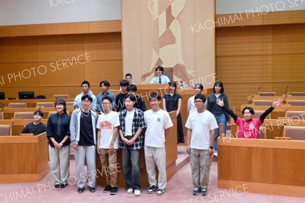 議場を見学する参加者