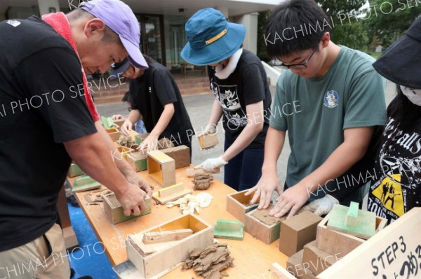 住民ら十勝産れんが作りに汗　永祥寺の新築納骨堂に使用