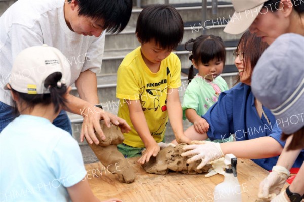 家族で粘土をこねる参加者たち（助川かおる通信員撮影）