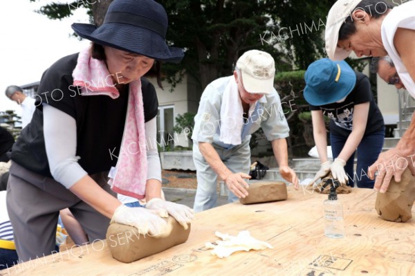 家族で粘土をこねる参加者たち（助川かおる通信員撮影）