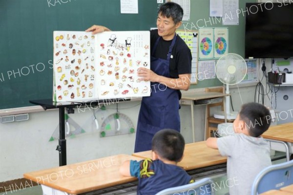 読み聞かせをする「おはなし広場」のメンバー（助川かおる通信員撮影）