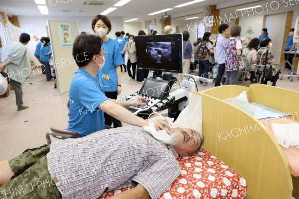 人気だった頸動脈エコーの体験コーナー（助川かおる通信員撮影）
