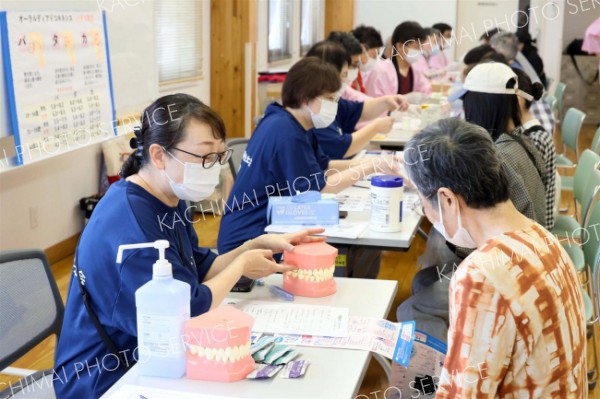 健康に関する検診や相談などのコーナーが多数用意され、幅広い年齢層の来場者でにぎわう会場（助川かおる通信員撮影）