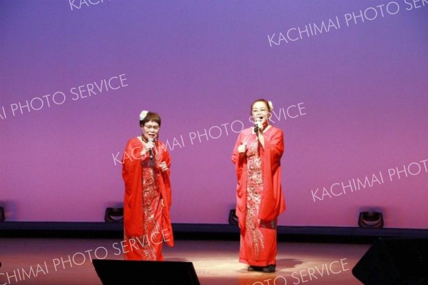 愛好家らが熱唱　大樹歌謡愛好会発表会