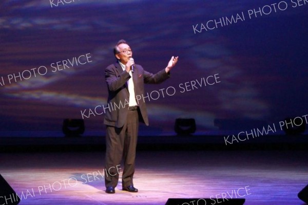 自慢の歌声を響かせる出演者