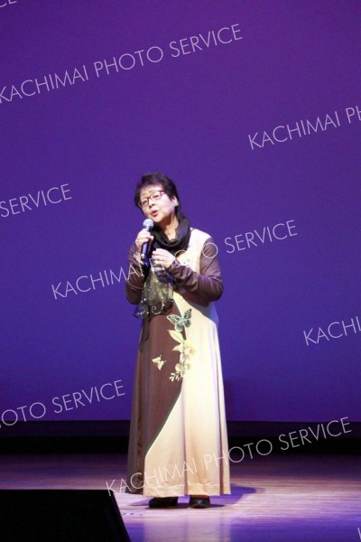 自慢の歌声を響かせる出演者