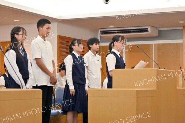 足寄中３年生４１人が議員を務めた「こども議会」