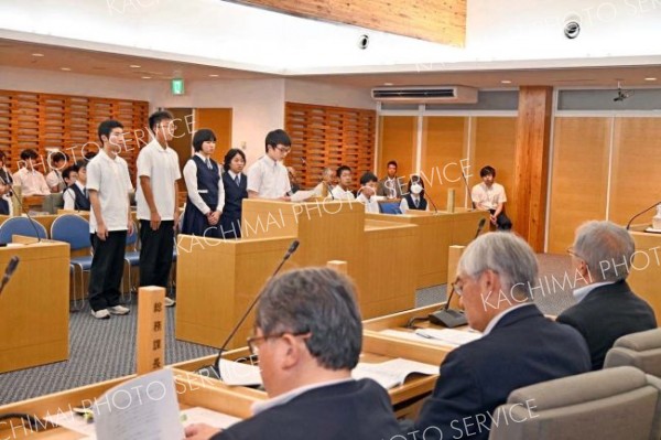 足寄中３年生４１人が議員を務めた「こども議会」
