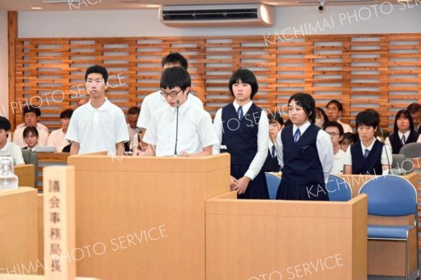 足寄中３年生４１人が議員を務めた「こども議会」
