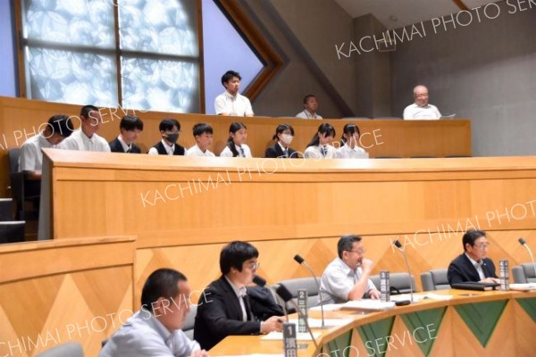 議会のやりとり「勉強になった」　陸別中２、３年生が議会傍聴