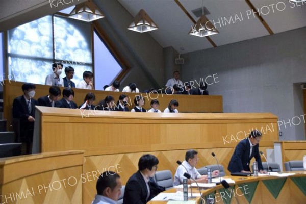 傍聴席から議会の様子を見学する陸別中の生徒