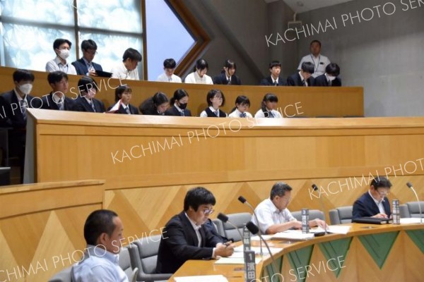 傍聴席から議会の様子を見学する陸別中の生徒