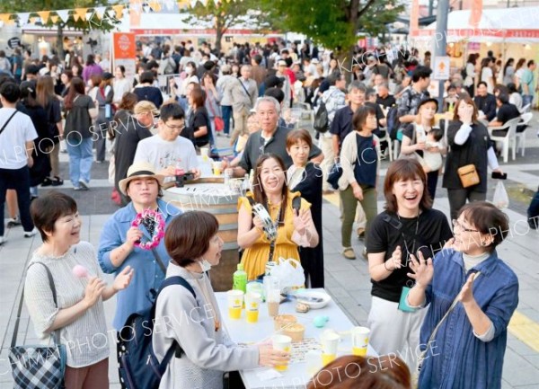 タンバリンとマラカスを持参し来場。食事とビールを楽しみながらステージイベントを満喫（塩原真撮影）