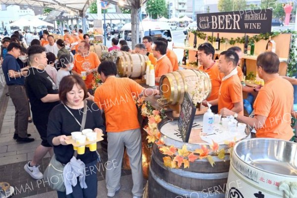 日が傾くとビール売り場は大盛況（塩原真撮影）