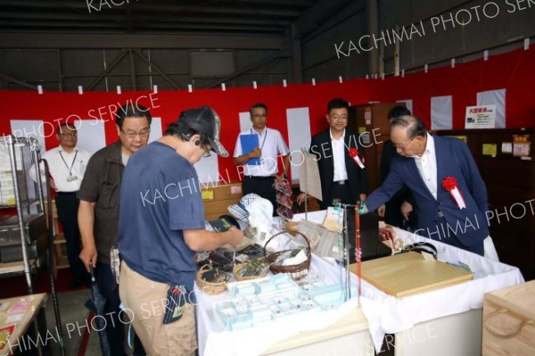 受刑者の製作した家具などを品定めする来場者