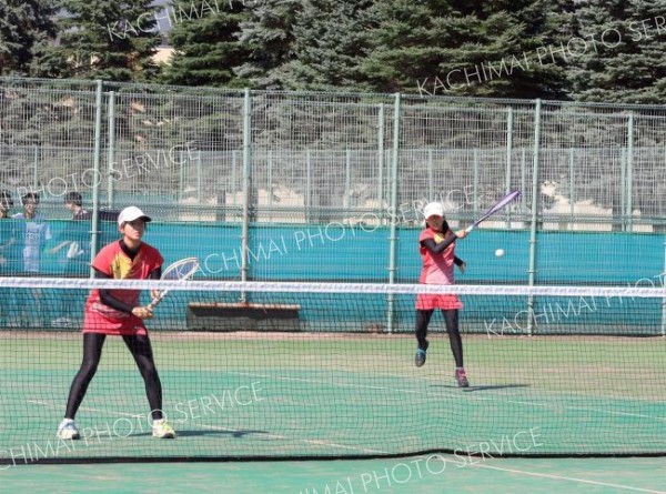 【女子個人戦ダブルス・決勝】第１シードの貫禄を見せて快勝した帯大谷の池田有那・三浦愛里組（右から）