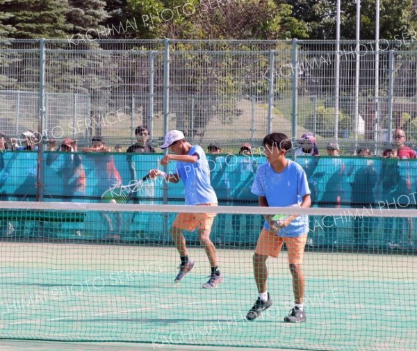 男子個人戦ダブルス準優勝の野澤羽矢人・加藤瑠都組（帯大谷１年）