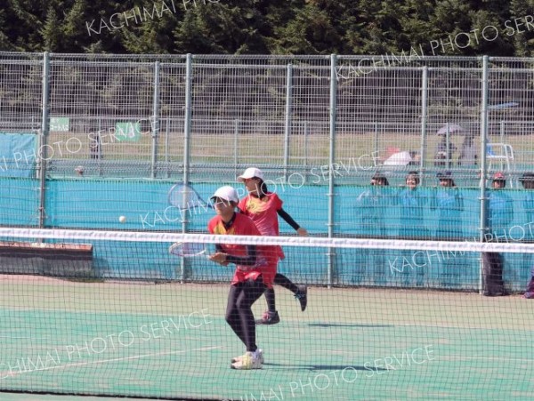 【女子個人戦ダブルス・決勝】第１シードの貫禄を見せて快勝した帯大谷の池田有那（奥）と三浦愛里