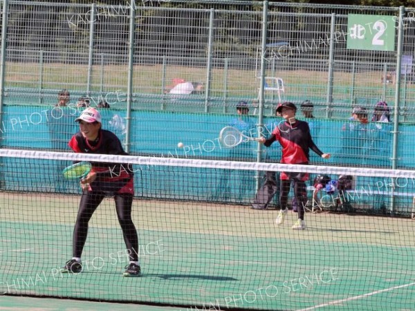 女子個人戦ダブルス準優勝の鎌田陽羽・坂木心優組（帯大谷２年・１年）