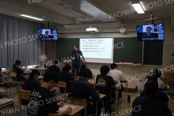 津波のメカニズムや備えなどについて学ぶ生徒ら