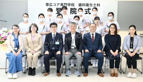 臨床実習に臨む学生ら