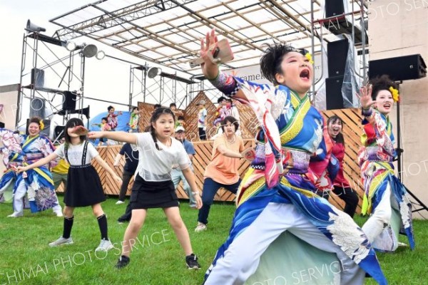舞～来場客とともにＹＯＳＡＫＯＩソーランを演舞する恵庭紅鴉（えにわべにがらす）のメンバー