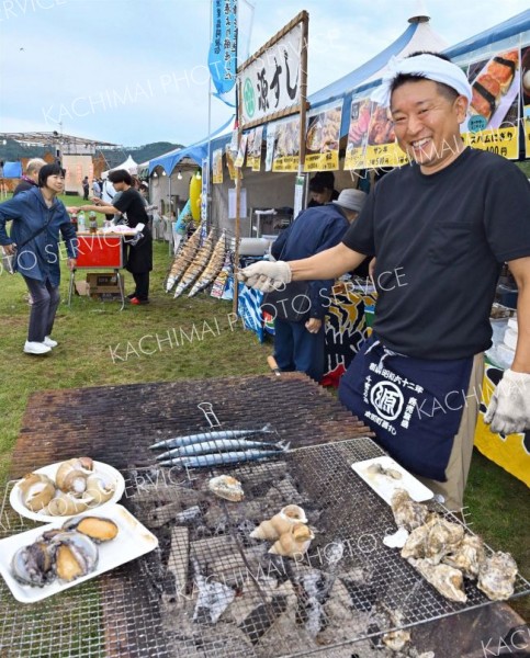 旬～会場では町内外の飲食店が出店。多くの来場者の舌鼓を打った